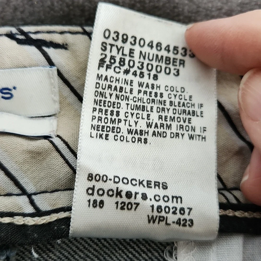 Dockers, Women's, Sz14 med favorite fit, 1 pocket in Front, 2 in Back - Picture 9 of 11